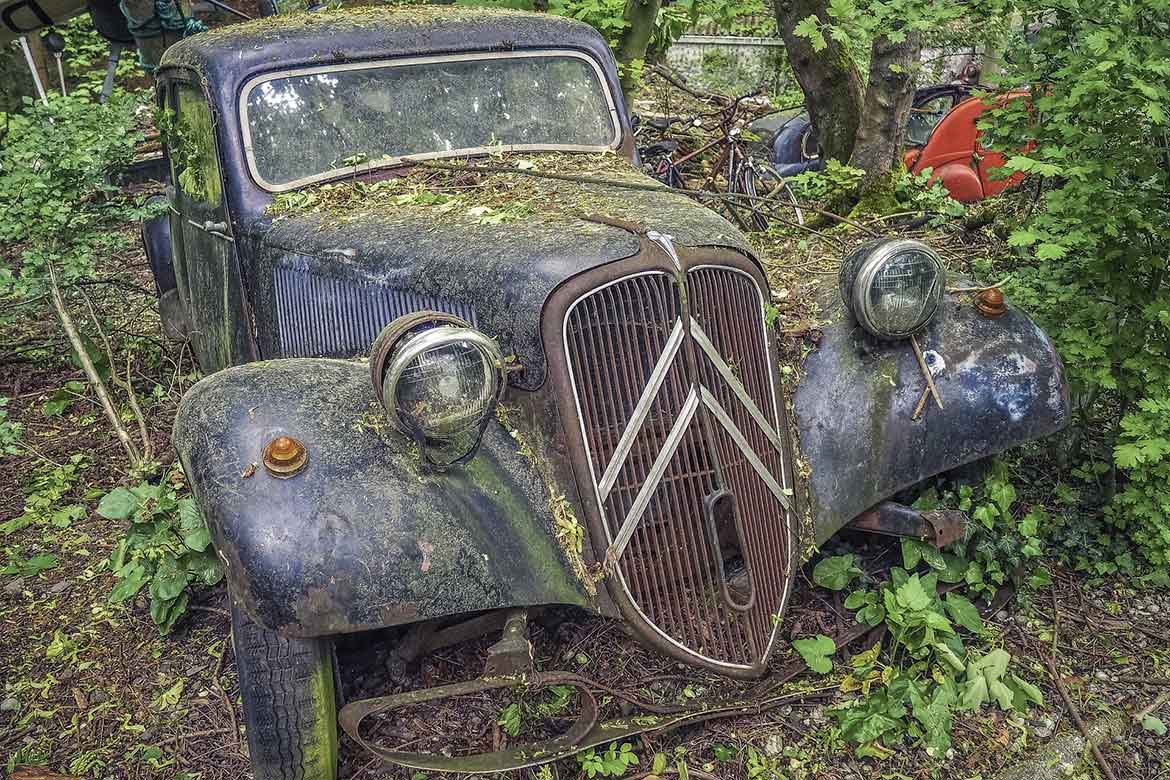 Vieille voiture épave